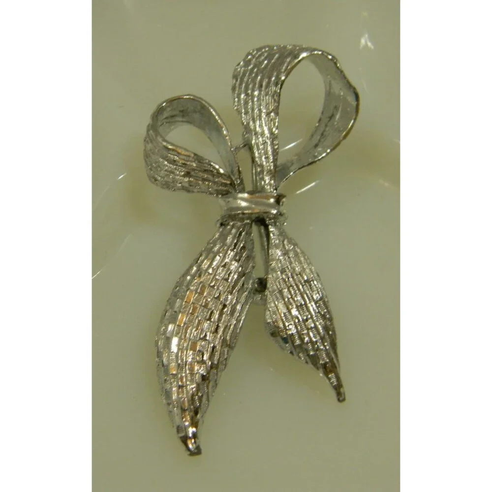 Vintage Gerry's Silvertone Textured Bow Ribbon Pin Broach Brooch EUC